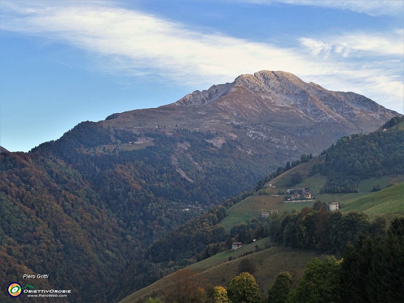 08 Pizzo Arera visto da Zambla Alta, salendo in auto il mattino.JPG